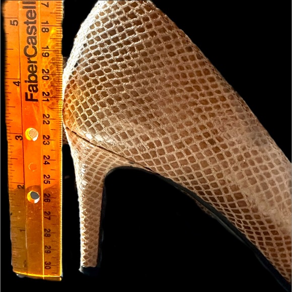 J. RENEE TAN SNAKE SKIN HEELS SIZE 8.5 M - Picture 2 of 6